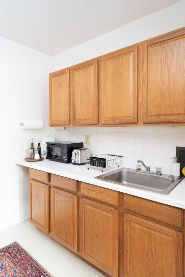 Economy 2Br Apartment B2 Милуоки Экстерьер фото
